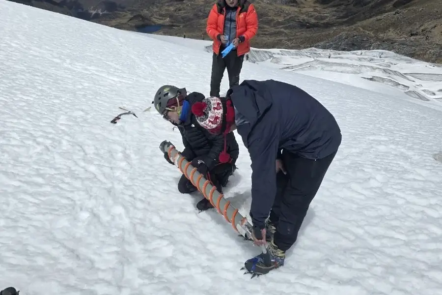 Equipo de campo tomando y registrando muestras de nieve en alta montaña