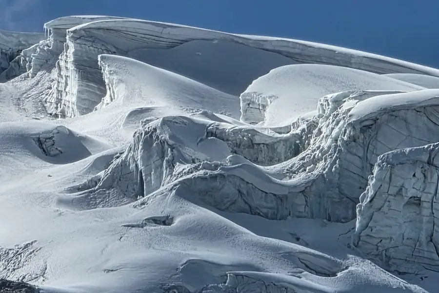 Ice cap with cornices and snow layers