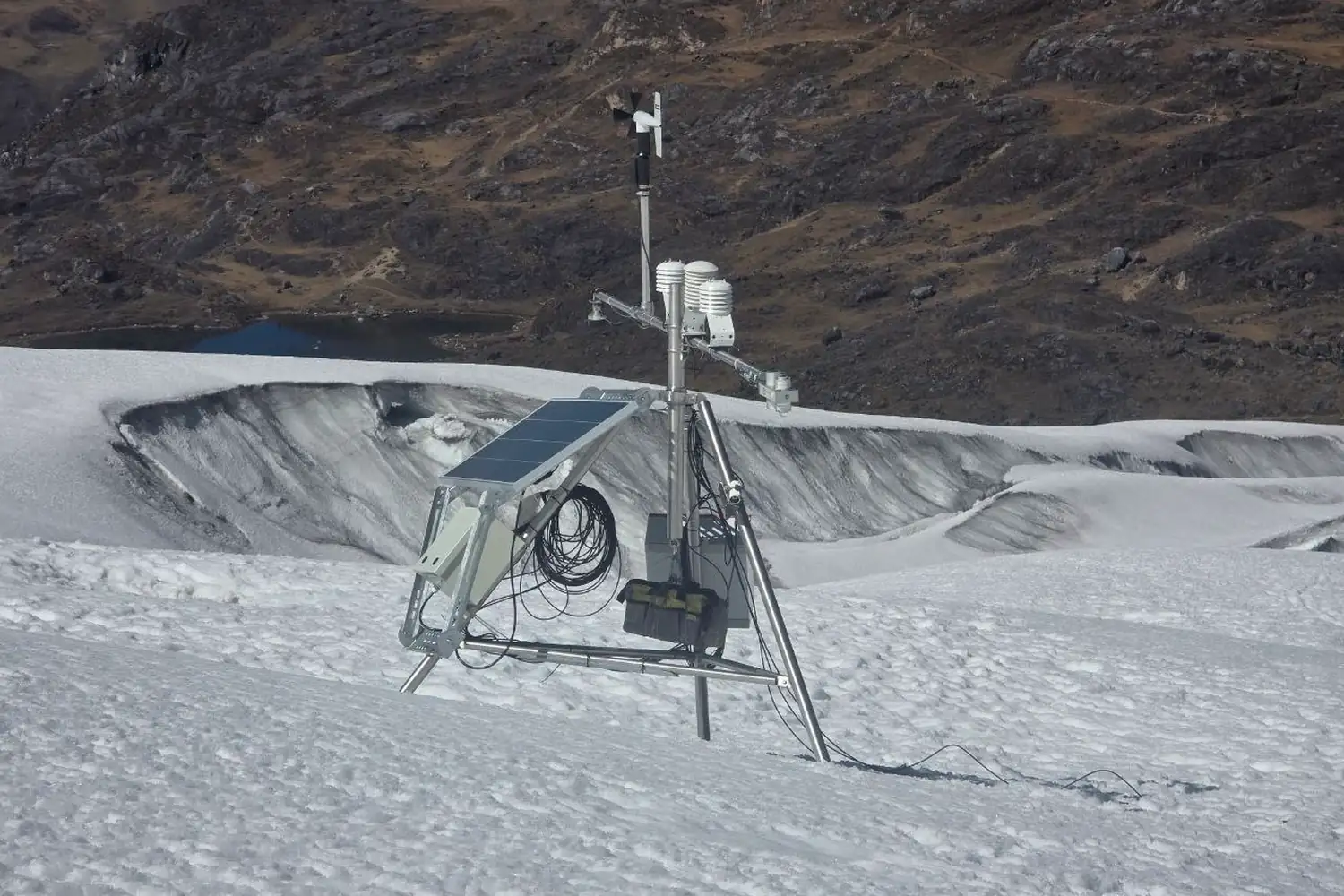 Estación meteorológica automática instalada sobre una superficie glaciar
